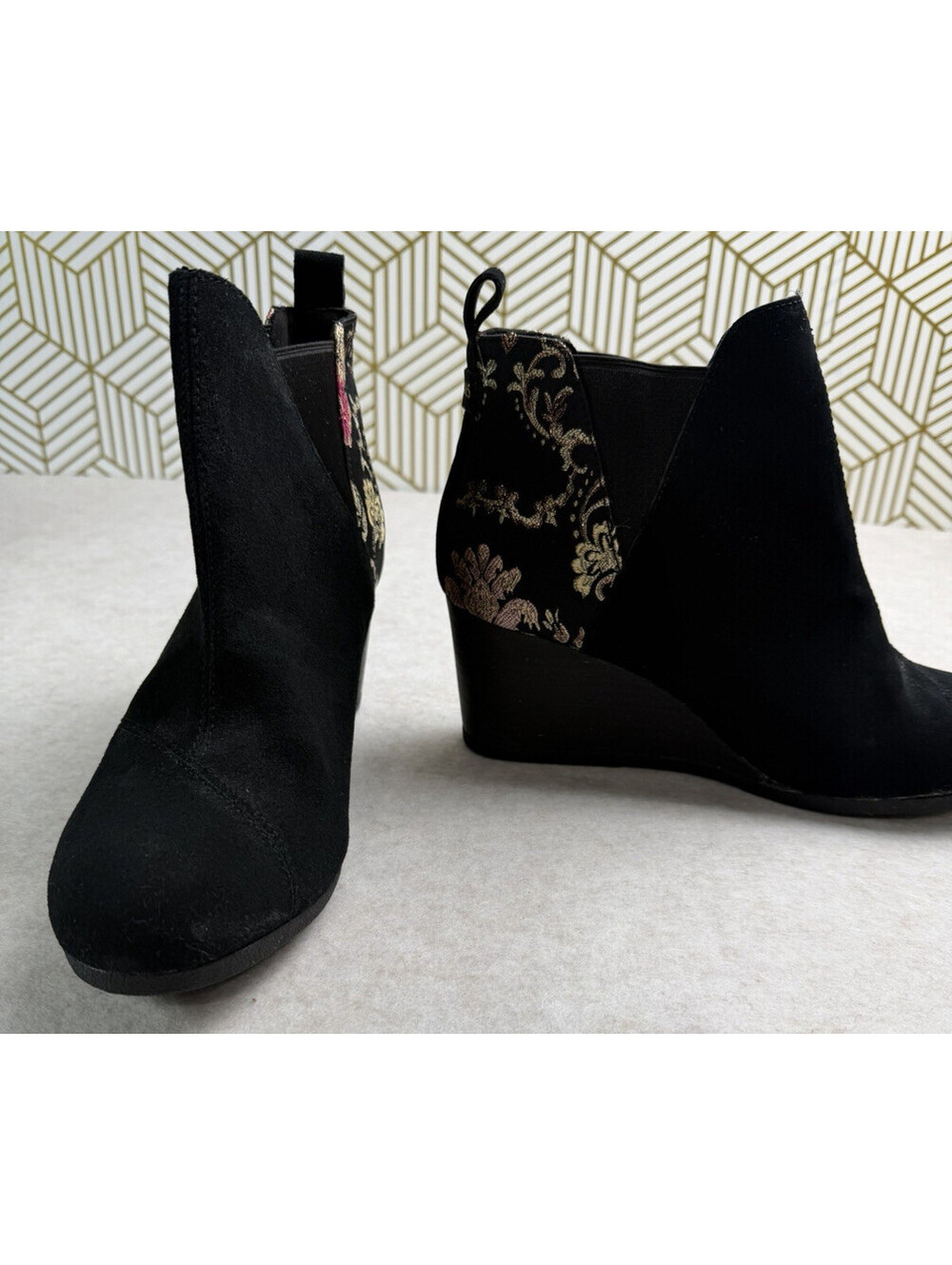 TOMS Kelsey Wedge Ankle Boots Women's Size 10 Black Suede Floral Accent NWOB